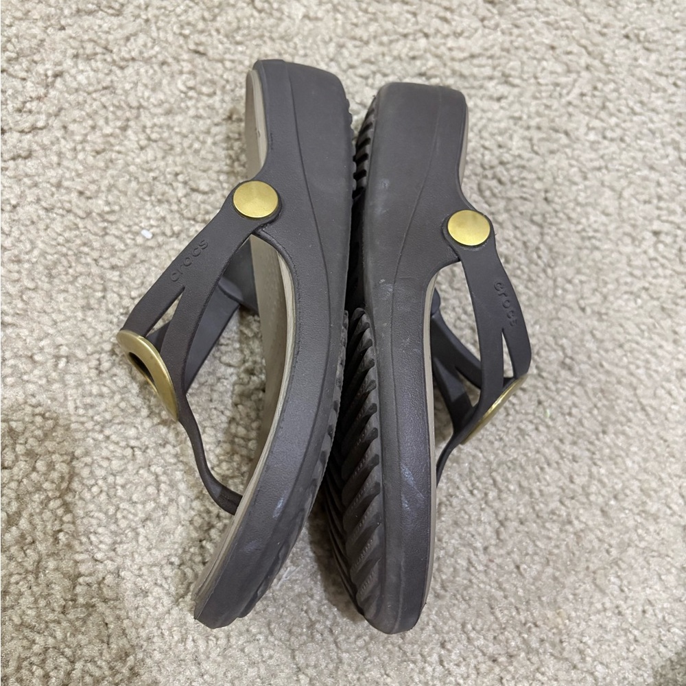 Crocs Brown Sanrah Circle Flip Wedge Sandals With Gold Embellishment Size 6 - Picture 4 of 6